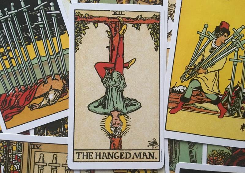 la bai the hanged man hinh anh 4 - The Hanged Man là gì? Ý nghĩa của lá bài The Hanged Man trong Tarot