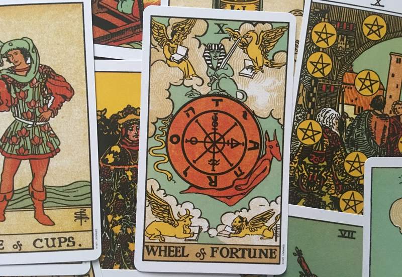 la bai wheel of fortune hinh anh 2 - Wheel of Fortune là gì? Ý nghĩa của lá bài Wheel of Fortune trong Tarot