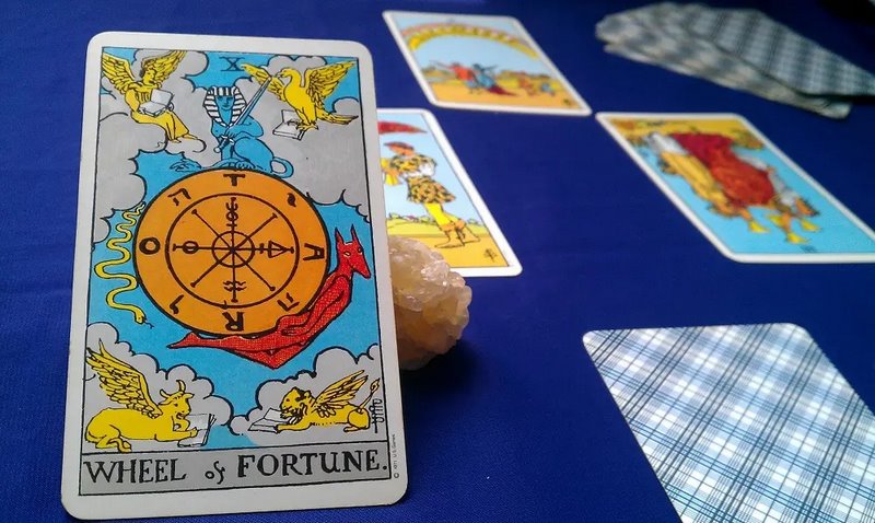 Lá bài Wheel of Fortune ngược mang nhiều ý nghĩa tương tự lá khi nằm xuôi