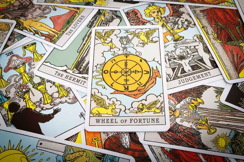 la bai wheel of fortune hinh anh 7 - Wheel of Fortune là gì? Ý nghĩa của lá bài Wheel of Fortune trong Tarot