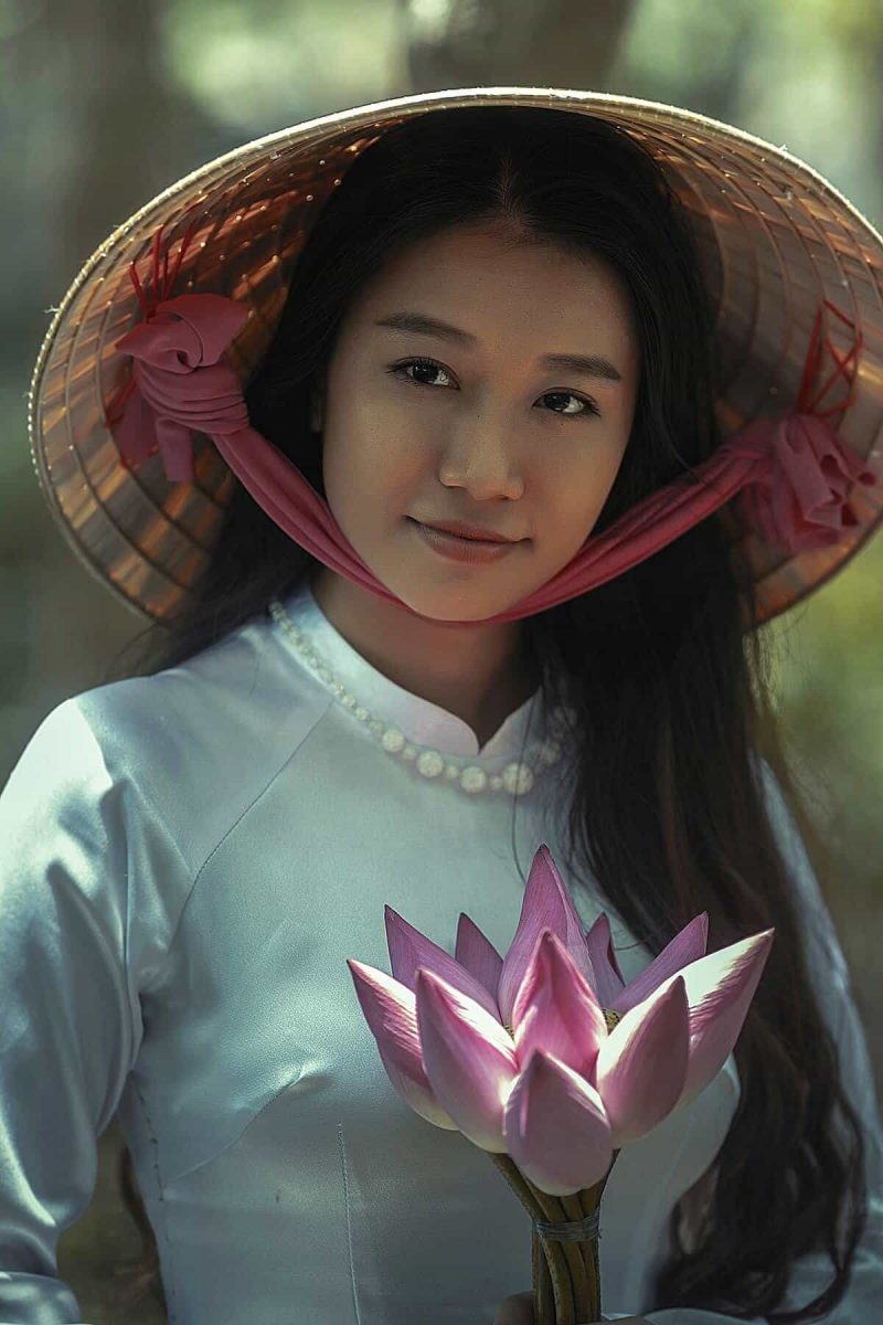 Áo dài là biểu tượng cho nét uyển chuyển của phụ nữ Việt