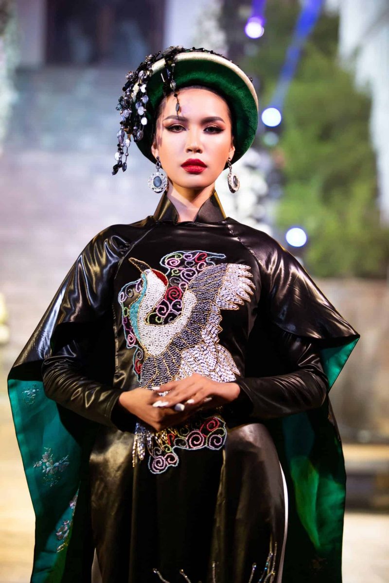 Người mẫu Minh Tú trình diễn xuất thần trong chiếc áo dài Lãnh Mỹ A