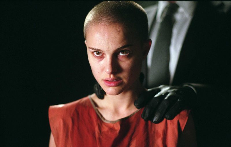 Natalie Portman hy sinh mái tóc dài đặc trưng để có hóa thân trọn vẹn cho Evey Hammond)
