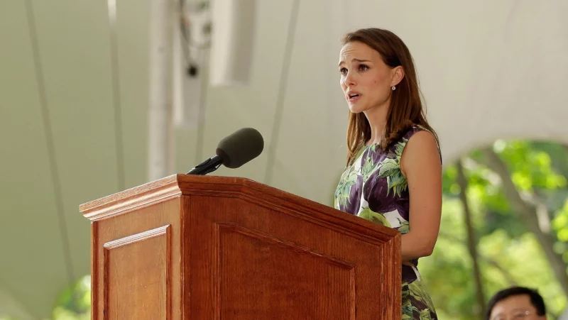 Natalie Portman phát biểu trong một sự kiện tại Đại học Harvard