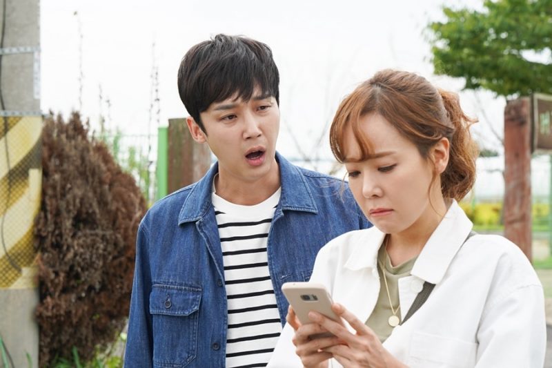 Yoon Jong Hoon cùng người vợ trong bộ phim Kiếm tìm hạnh phúc