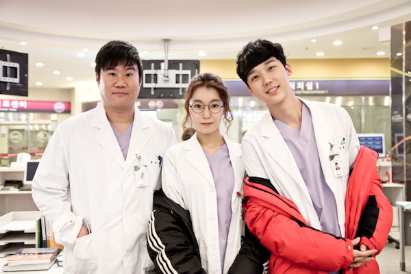 Lần đầu Yoon Jong Hoon xuất hiện với hình tượng bác sĩ trên màn ảnh với bộ phim "Cặp đôi oan gia"