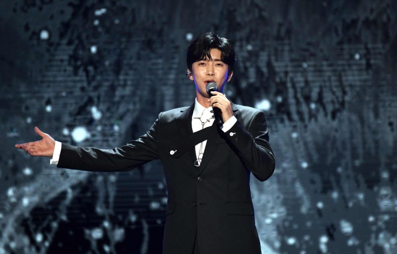 Sở hữu giọng hát truyền cảm, nội lực nhưng Young Woong vẫn chật vật rong những năm đầu sự nghiệp