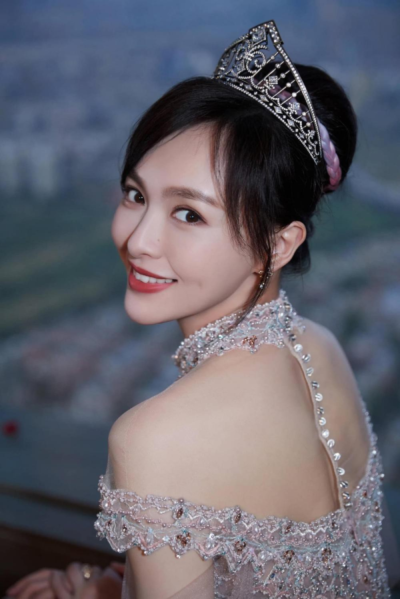 Vẻ ngoài xinh đẹp khí chất của nữ diễn viên Đường Yên