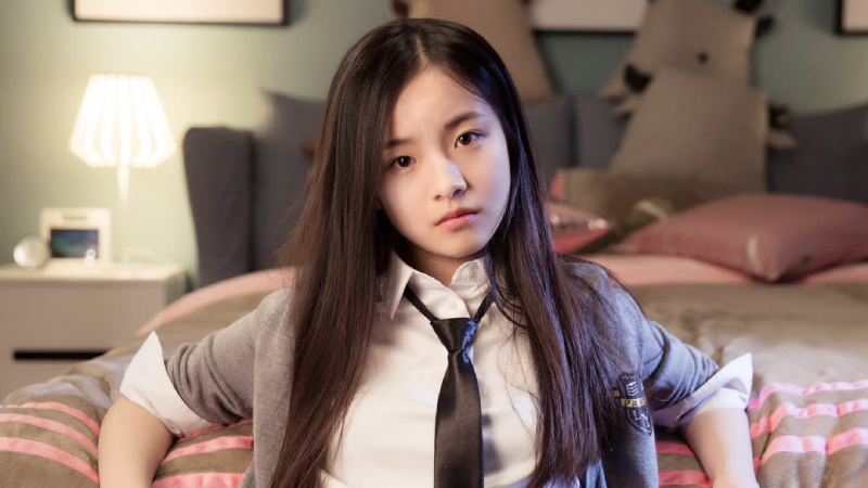 Lý Canh Hy thủ vai cô bé Tuyên Mặc trong bộ phim Bạn học 200 triệu tuổi