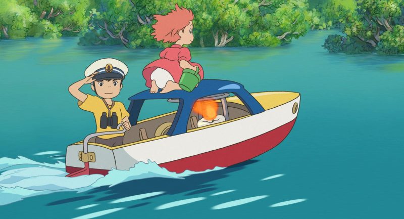 Sosuke chào lại mọi người trên chiếc thuyền cứu hộ