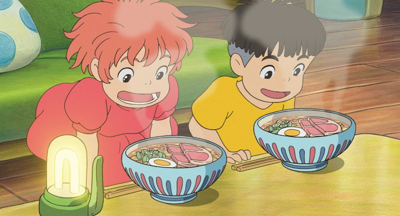 Ponyo và Sosuke hào hứng trước món ramen