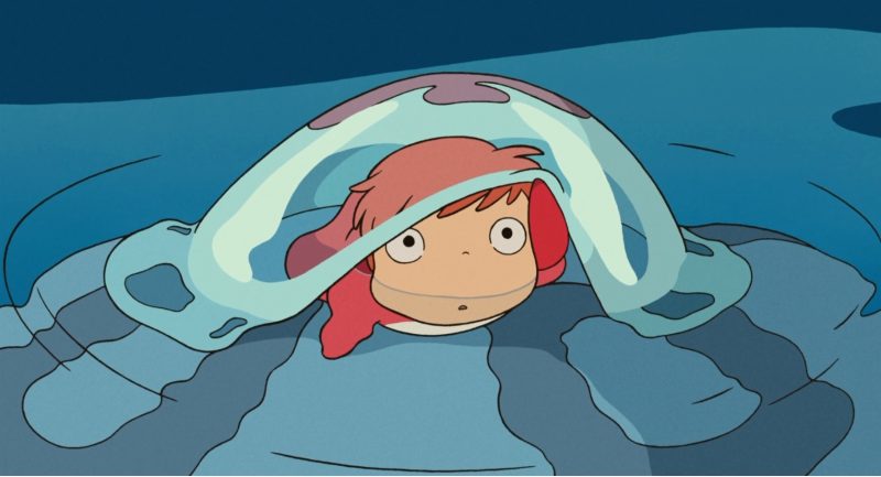 Cô bé Ponyo nằm trên lưng của một con sứa