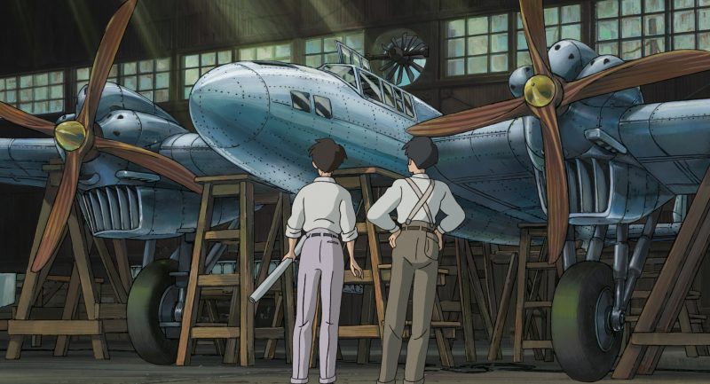 Jiro và đồng nghiệp Honjo trong xưởng chế tạo máy bay trong phim Gió nổi
