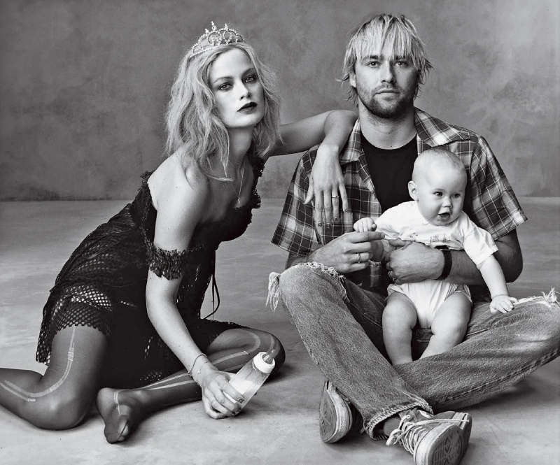 Kurt Cobain bên cạnh vợ và con gái trong buổi chụp hình