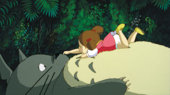 Cô bé Mei vui đùa trên bụng của Thần rừng và quyết định đặt tên cho cậu là Totoro