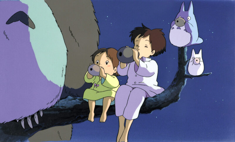 Thần rừng Totoro và hai đứa trẻ cùng nhau ngồi trên cành cây sau khi vui đùa