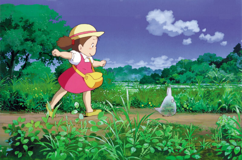 Cô bé Mei đuổi theo "Totoro nhí" trong lúc đang dạo chơi