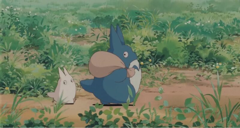 Hai chú "Totoro nhí" đáng yêu vô tình bị cô bé Mei phát hiện.