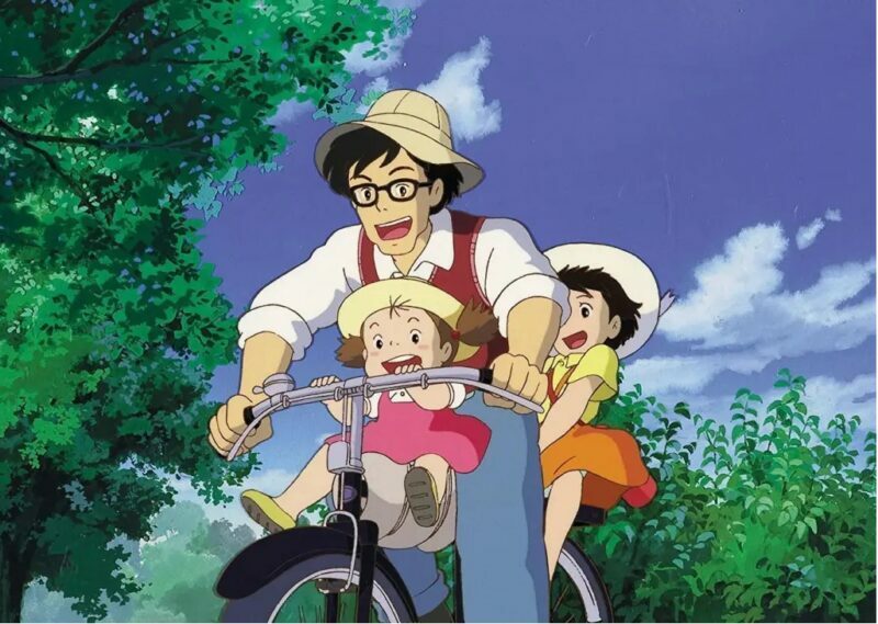 Ba phụ thân con cái mái ấm gia đình ông Kusakabe nằm trong đèo nhau bên trên cái xe đạp điện nhằm cho tới cơ sở y tế thăm hỏi mẹ