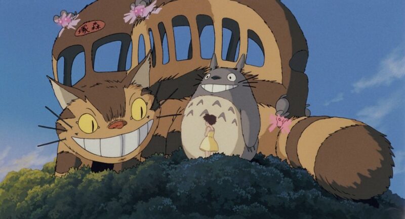 Totoro và xe buýt con mèo luôn luôn xuất hiện để giúp đỡ hai chị em 