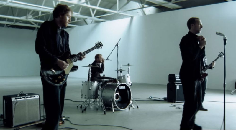 Hình ảnh Coldplay trong MV In My Place