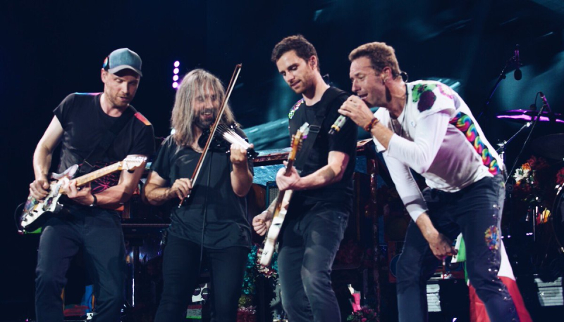Coldplay biểu diễn cùng nghệ sĩ Violin Davide Rossi