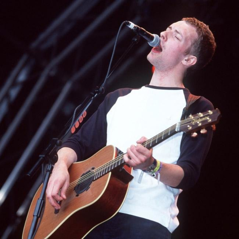 Chris Martin lần đầu đứng trên sân khấu đại nhạc hội Glastonbury