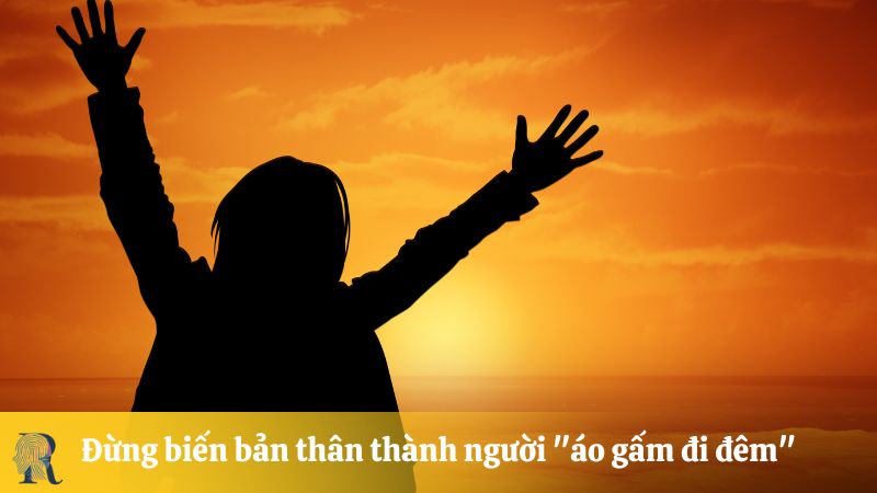 Đừng biến bản thân thành người mặc "áo gấm đi đêm"
