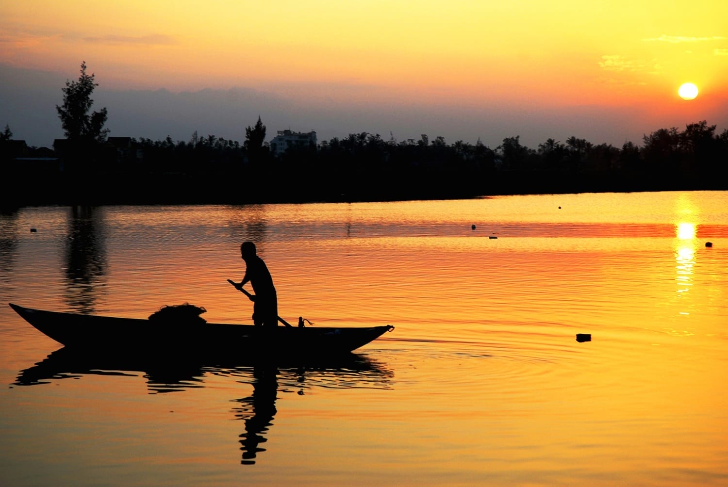 Cái vẻ cô quạnh, tịch mịch của lòng người đã làm chìm đi mọi sắc màu tươi sáng, khiến bức tranh vốn nên thơ lại trở thành một nỗi ám ảnh buồn bã