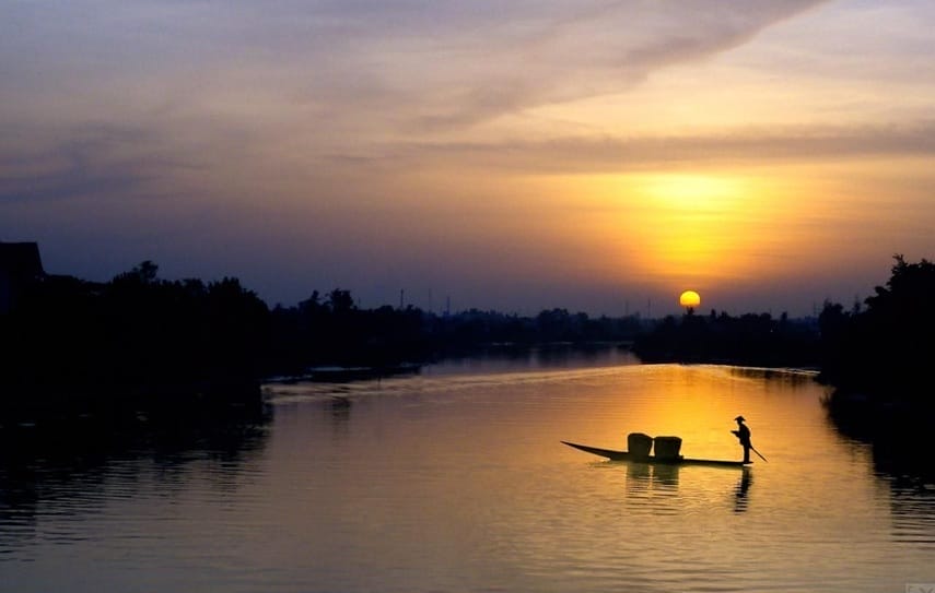 Nỗi sầu trong thơ Huy Cận không chỉ là nỗi sầu cá nhân mà còn là nỗi buồn thế hệ của những thanh niên trí thức bất lực, bơ vơ
