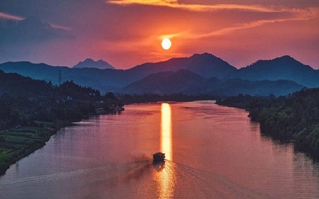 Vẻ đẹp của sông Hương trong tác phẩm “Ai đã đặt tên cho dòng sông”