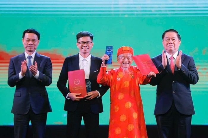 Trao giải thưởng sách là hoạt động tôn vinh những tác phẩm xuất sắc Trao giải thưởng sách là hoạt động tôn vinh những tác phẩm xuất sắc