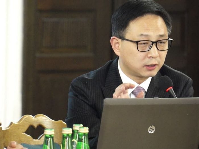 Tác giả Chiến Tranh Tiền Tệ là một học giả tài Trung Quốc tên Song Hong Bing (Tống Hồng Bình)