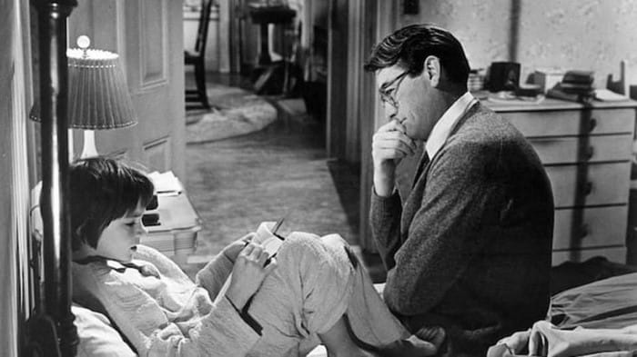 Sách còn khắc họa lòng dũng cảm – Can đảm của người cha luật sư Atticus Finch dám đứng lên bảo vệ lẽ phải
