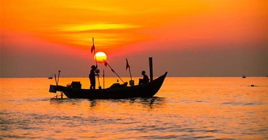 Lập dàn ý phân tích Chiếc thuyền ngoài xa