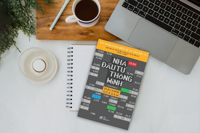Trọng tâm của sách Nhà Đầu Tư Thông Minh là chiến lược đầu tư giá trị - mua cổ phiếu, giảm thiểu rủi ro
