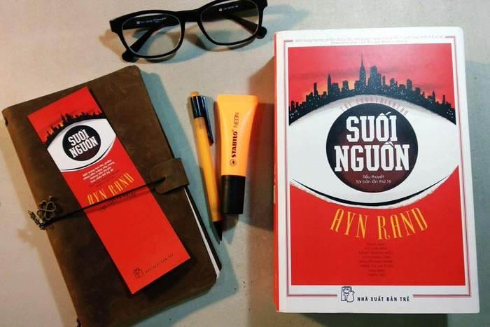 The Fountainhead (Suối Nguồn) xoay quanh nhân vật kiến trúc sư trẻ Howard Roark kiên quyết theo đuổi tư tưởng và nguyên tắc cá nhân