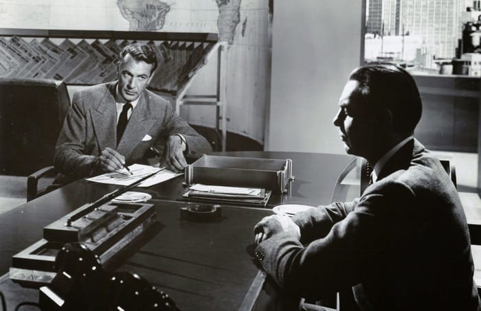Ayn Rand khắc họa Howard Roark luôn kiên định với lý tưởng cá nhân còn Peter Keating thì chạy theo sự hài lòng, công nhận từ người khác
