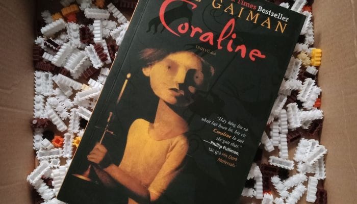 Cuốn sách mở đầu với quyết định khám phá thế giới song song của Coraline