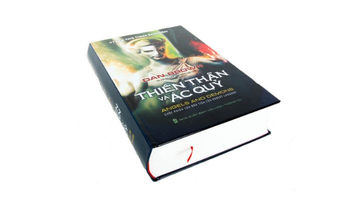 Tác giả sử dụng cấu trúc chương ngắn và sự giao thoa hư cấu - sự thật