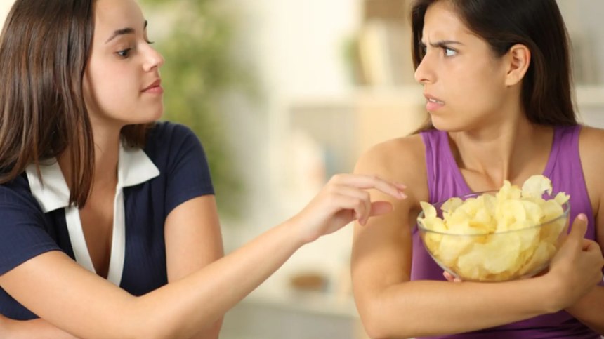 Ích kỷ thường được dùng để mô tả tính cách hẹp hòi, đặt lợi ích bản thân lên trên tất cả