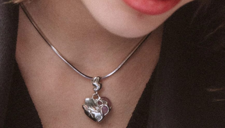 Từ chuyền là danh từ chỉ món đồ trang sức đeo trên cổ