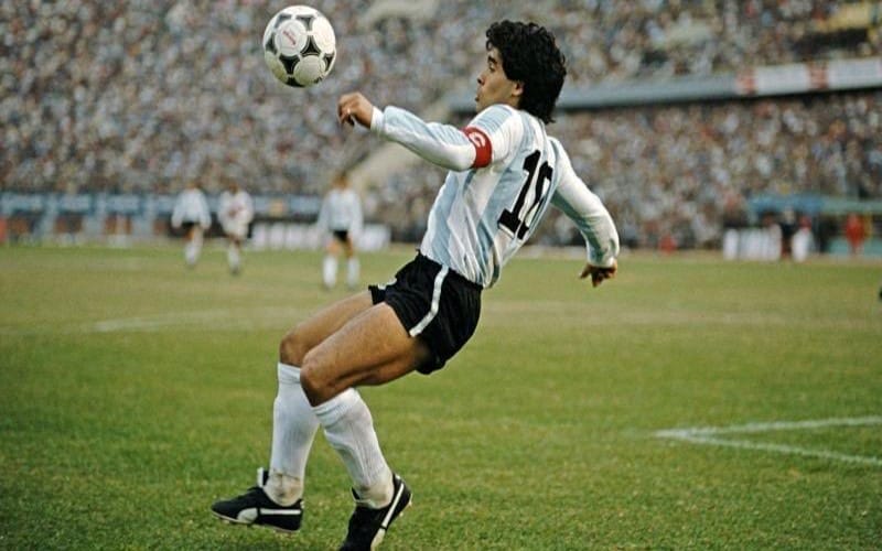 Diego Maradona là một trong đội trưởng vĩ đại của lịch sử bóng đá thế giới