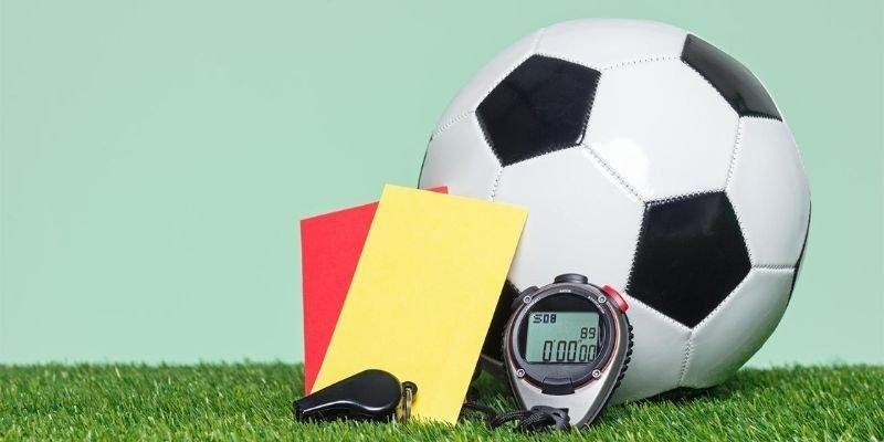 Quan sát tình hình rút thẻ trên sân cỏ