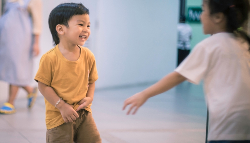 Dí nhau là gì? Giải thích ý nghĩa và biểu hiện khi bị “dí”