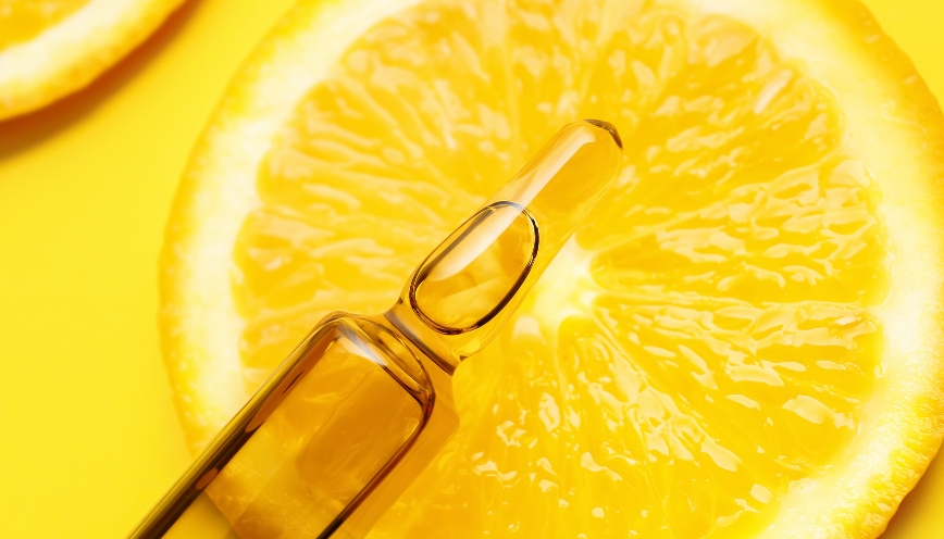 Vitamin C giúp làm sáng và đều màu da