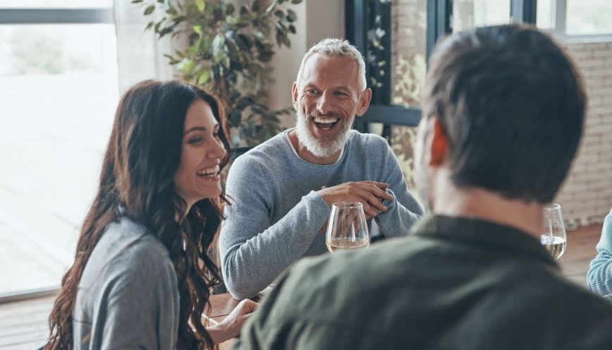 Suồng sã là gì? Nhận diện rõ ranh giới của sự thân mật